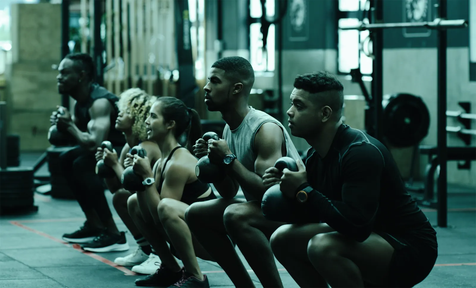运动健身人群在健身房训练